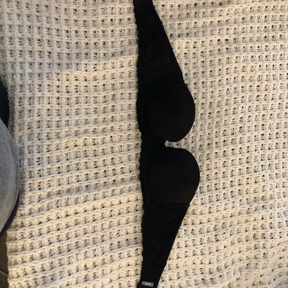 Black strapless bra